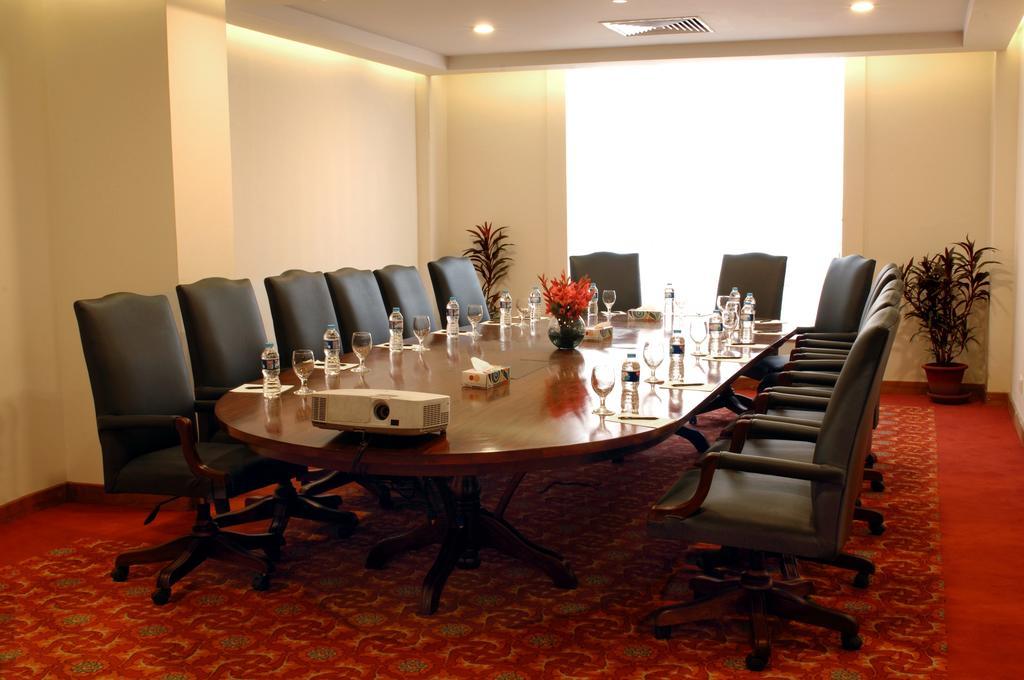 Faisalabad Serena Hotel ภายนอก รูปภาพ