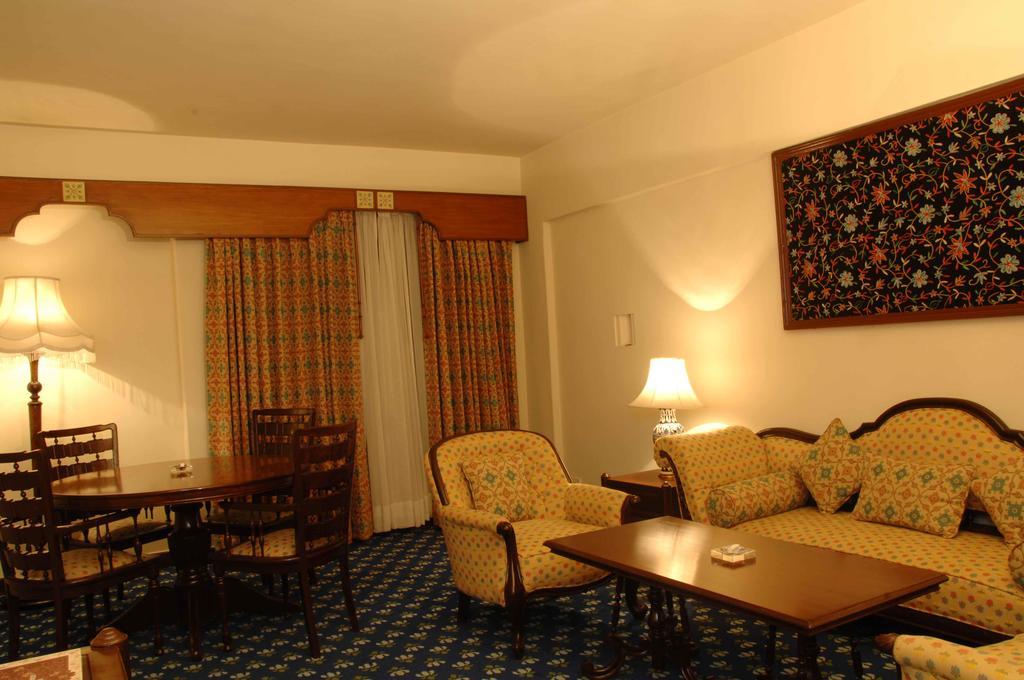 Faisalabad Serena Hotel ภายนอก รูปภาพ