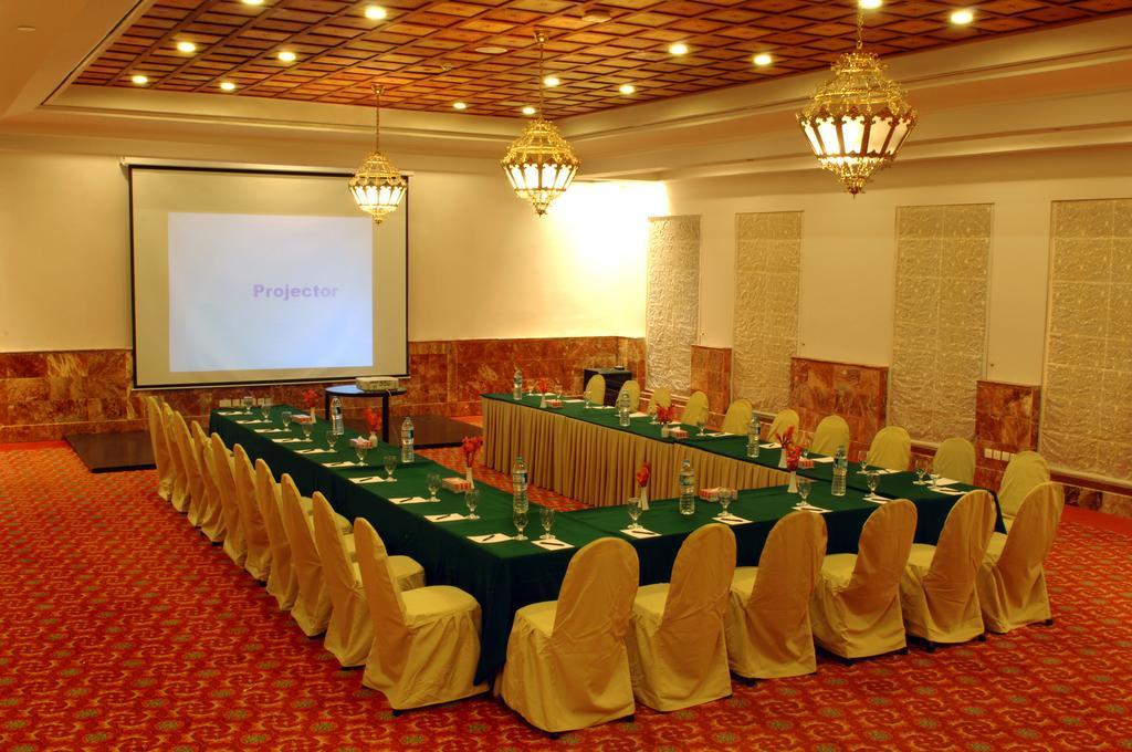 Faisalabad Serena Hotel ภายนอก รูปภาพ