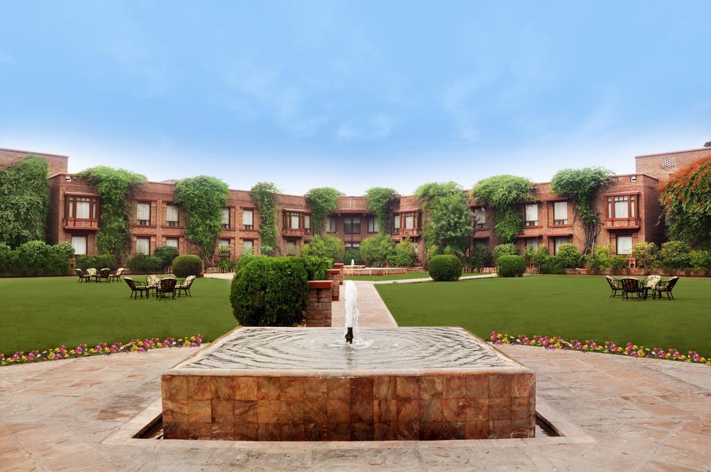 Faisalabad Serena Hotel ภายนอก รูปภาพ