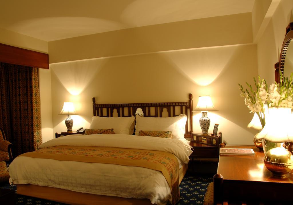 Faisalabad Serena Hotel ภายนอก รูปภาพ