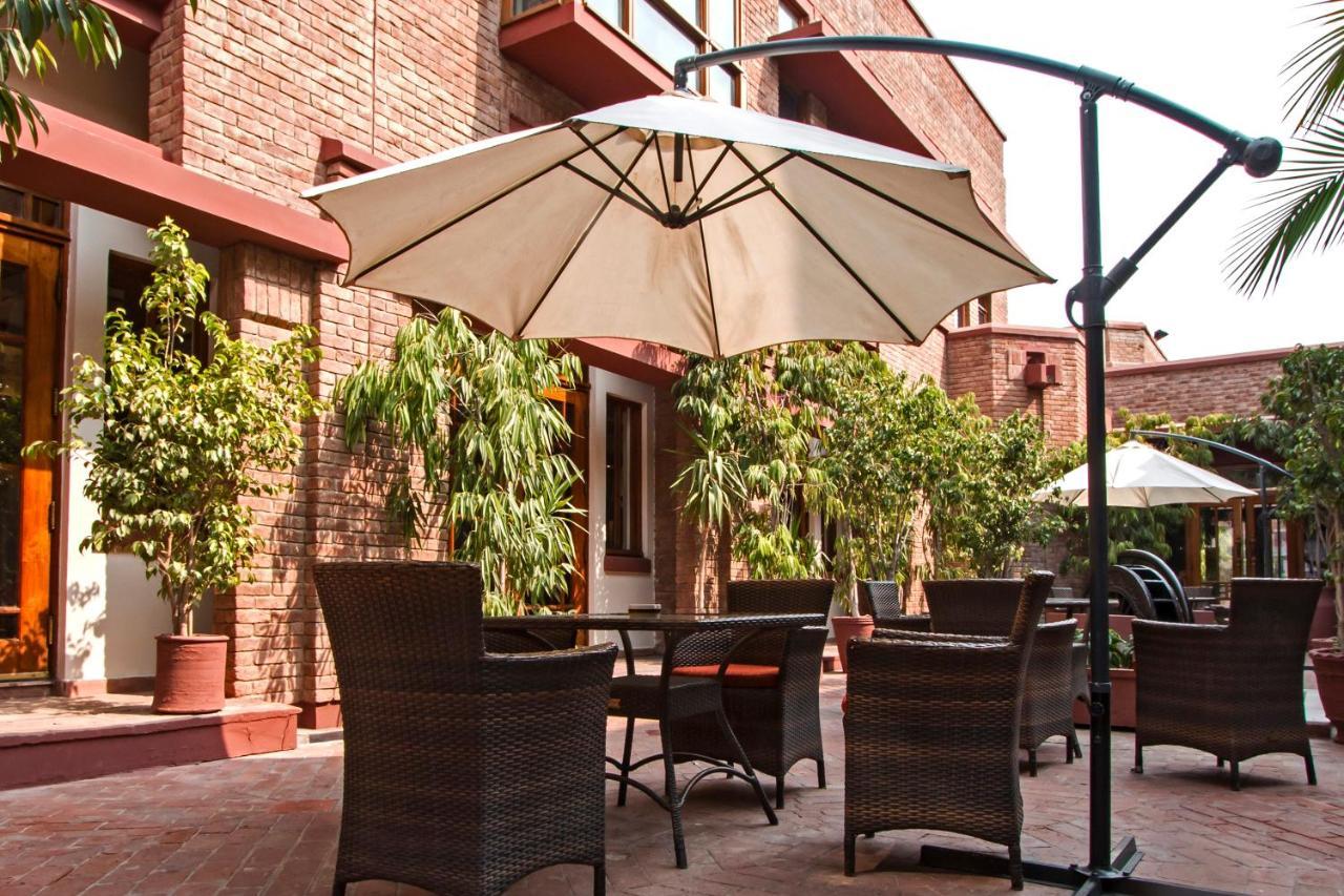Faisalabad Serena Hotel ภายนอก รูปภาพ