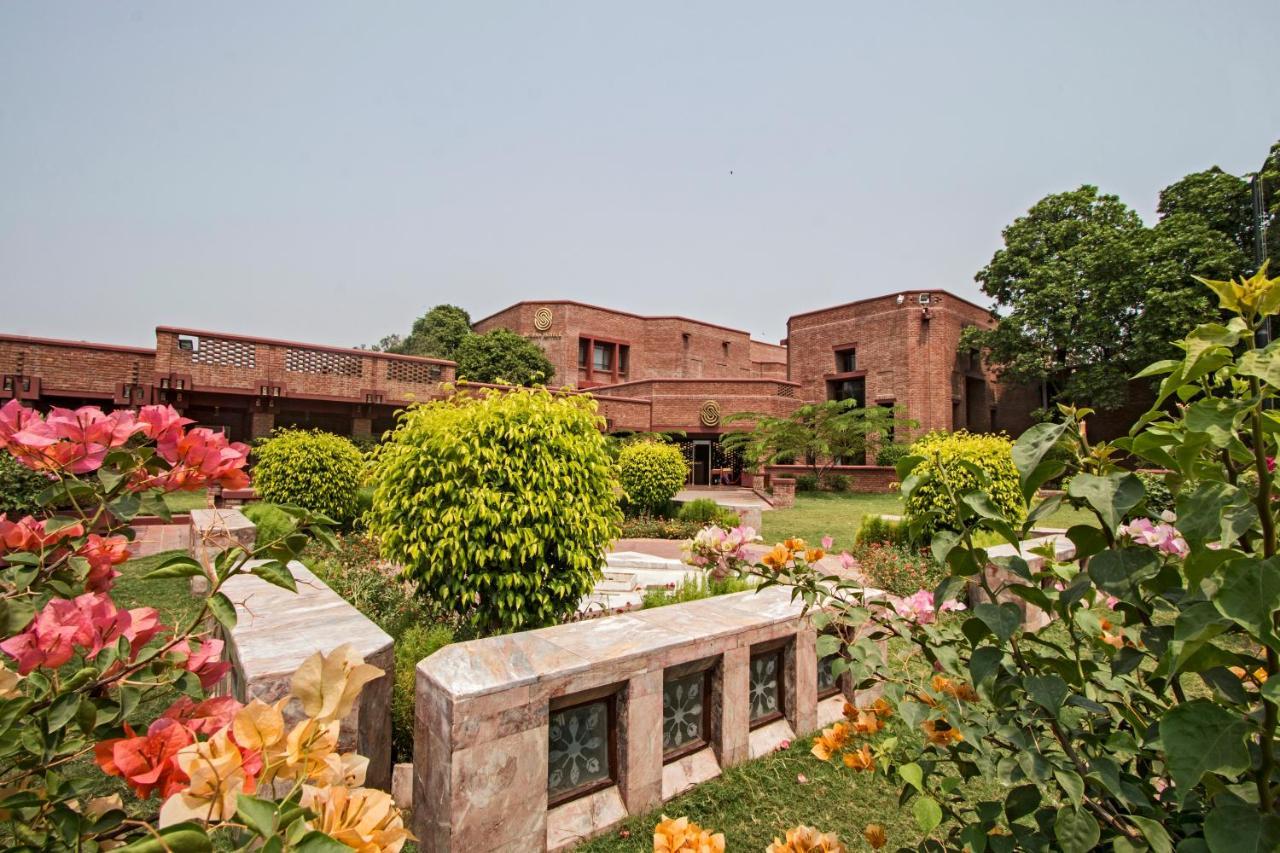 Faisalabad Serena Hotel ภายนอก รูปภาพ